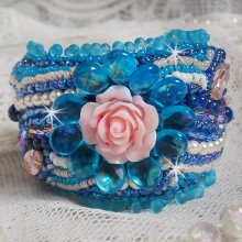 Belle Epoque Manschette Haute-Couture Armband bestickt mit Swarovski Kristallen, Harz Cabochons und Rocailles